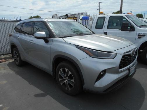 Celestial Silver Metallic 2021 Toyota Highlander XLE