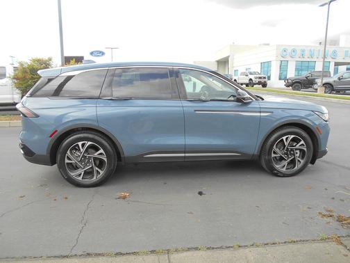 Whisper Blue Metallic Clearcoat 2025 Lincoln Nautilus Premiere II