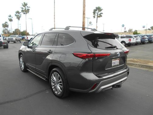 2022 Toyota Highlander Hybrid Platinum