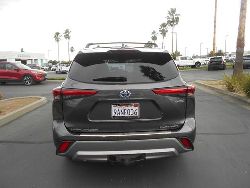 2022 Toyota Highlander Hybrid Platinum
