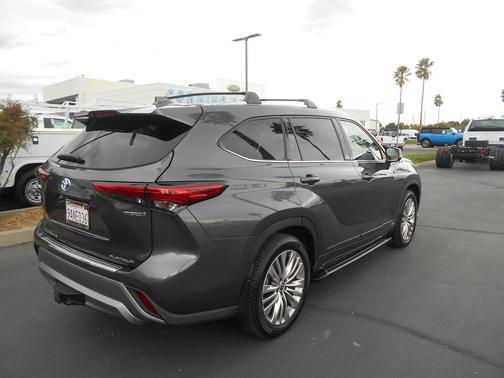 2022 Toyota Highlander Hybrid Platinum