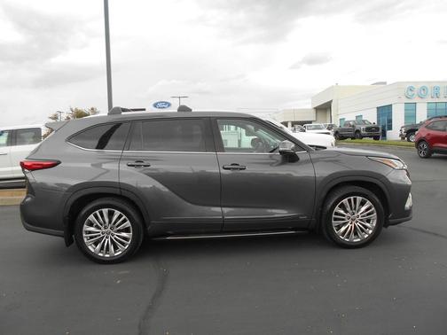 2022 Toyota Highlander Hybrid Platinum