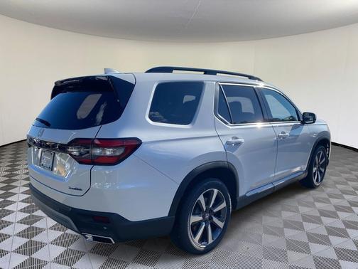 2025 Honda Pilot Touring 8-Passenger