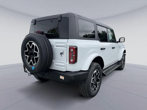 Oxford White 2026 Ford Bronco Outer Banks