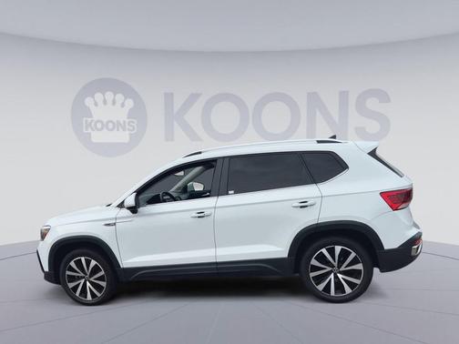 White 2022 Volkswagen Taos 1.5T SE