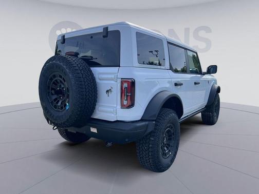 Oxford White 2026 Ford Bronco Badlands