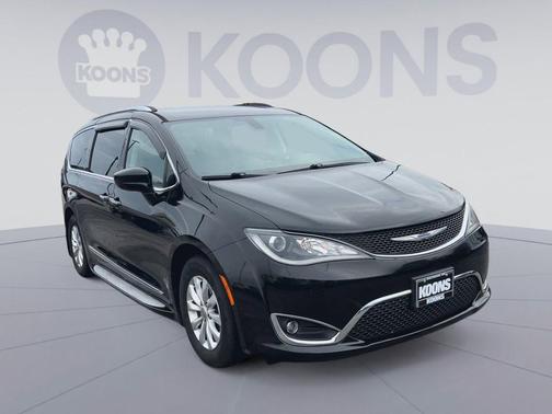 Brilliant Black Crystal Pearlcoat 2018 Chrysler Pacifica Touring-L