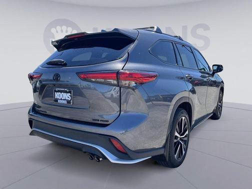 Magnetic Gray Metallic 2022 Toyota Highlander XSE