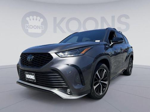 Magnetic Gray Metallic 2022 Toyota Highlander XSE