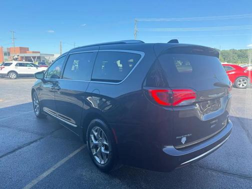 Brilliant Black Crystal Pearlcoat 2017 Chrysler Pacifica Limited