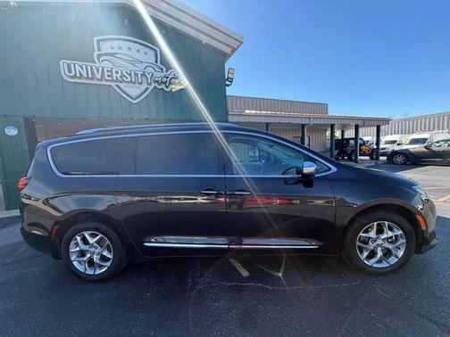 Brilliant Black Crystal Pearlcoat 2017 Chrysler Pacifica Limited