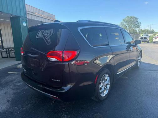 Brilliant Black Crystal Pearlcoat 2017 Chrysler Pacifica Limited