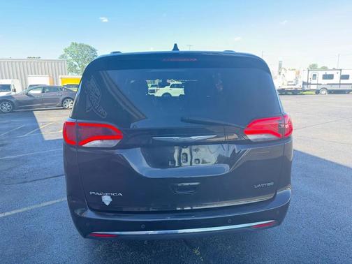 Brilliant Black Crystal Pearlcoat 2017 Chrysler Pacifica Limited