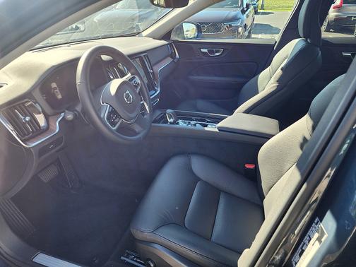 2025 Volvo V60 Cross Country B5 Plus