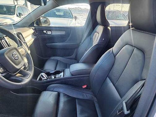 Crystal White 2023 Volvo XC40 Plus