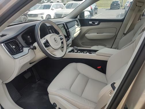 2024 Volvo XC60 B5 Plus Dark Theme