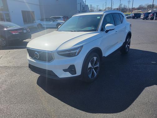2025 Volvo XC40 Plus Bright Theme