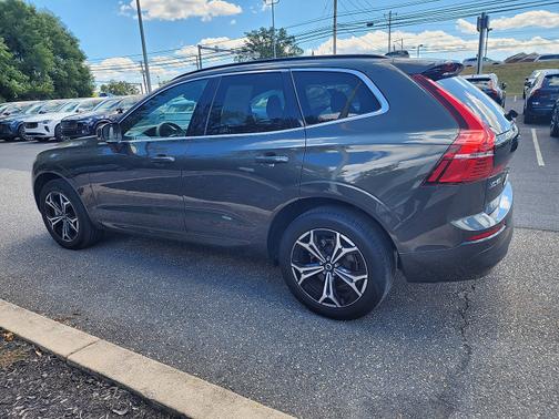 2022 Volvo XC60 B5 Momentum