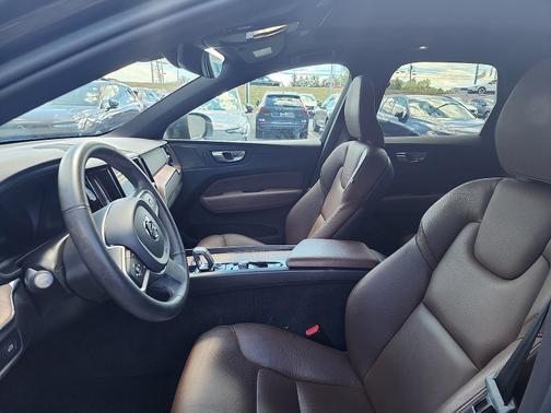 2022 Volvo XC60 B5 Momentum