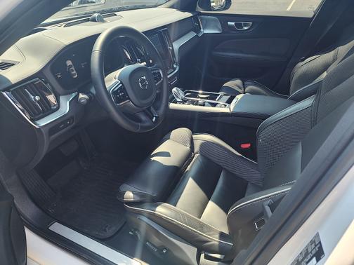 2024 Volvo S60 Recharge Plug-In Hybrid T8 Ultimate Black Edition