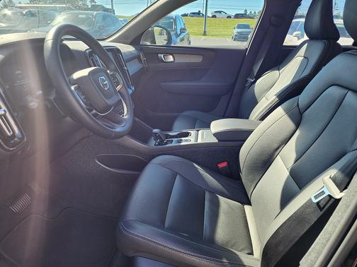 2025 Volvo XC40 B5 Core Bright Theme