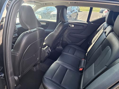 2025 Volvo XC40 B5 Core Bright Theme