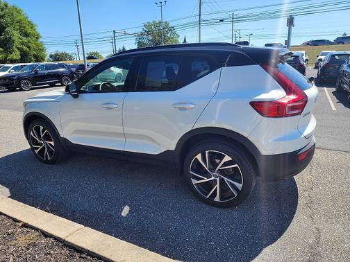 2022 Volvo XC40 T5 R-Design
