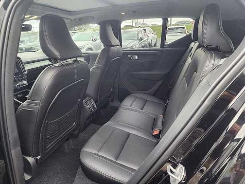 2025 Volvo XC40 Core
