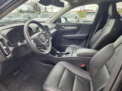 2025 Volvo XC40 Core