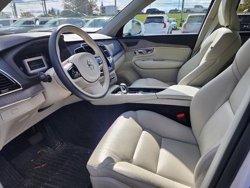 2024 Volvo XC90 B5 Plus Bright Theme