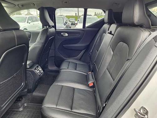 Crystal White 2022 Volvo XC40 Momentum