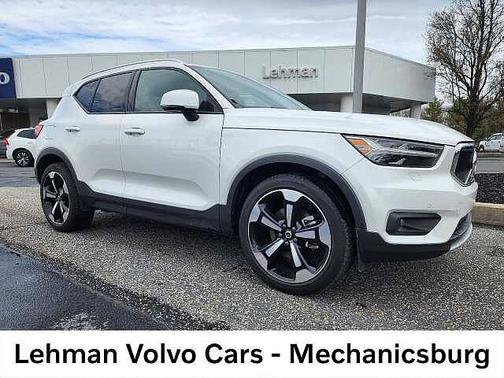 Crystal White 2022 Volvo XC40 Momentum