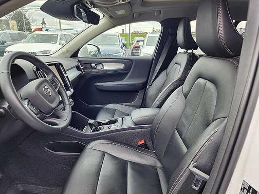 Crystal White 2022 Volvo XC40 Momentum