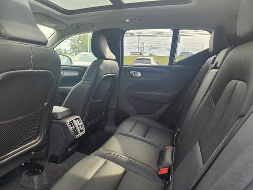 2025 Volvo XC40 B5 Core Bright Theme