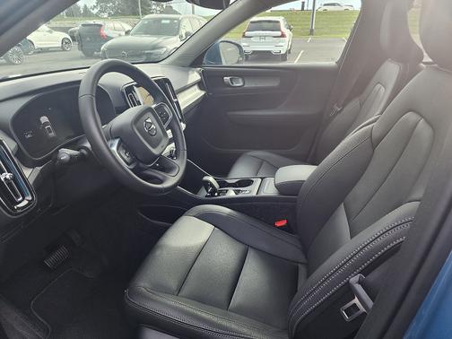 2025 Volvo XC40 B5 Core Bright Theme