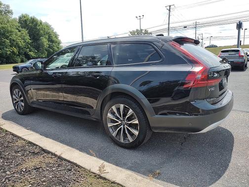 2025 Volvo V90 Cross Country B6 Plus