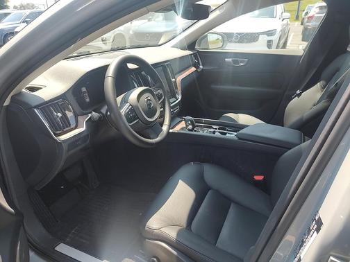2024 Volvo V60 Cross Country B5 Plus