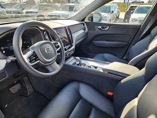 2025 Volvo XC60 Plus