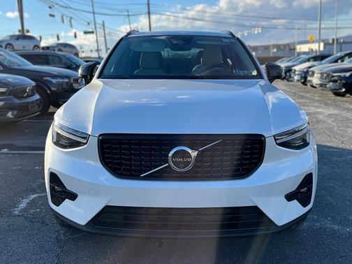 2025 Volvo XC40 B5 Plus Dark Theme
