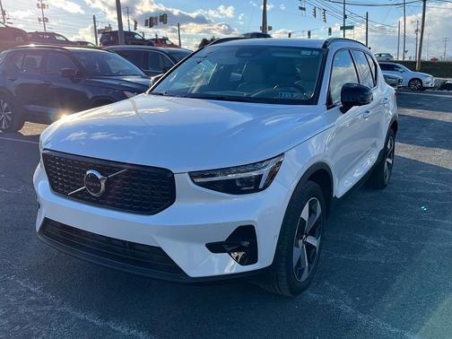 2025 Volvo XC40 B5 Plus Dark Theme