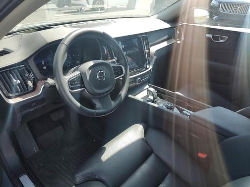 2024 Volvo S60 Ultimate Dark Theme