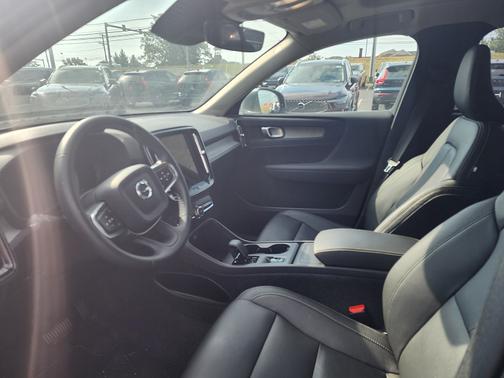 2025 Volvo XC40 B5 Core Bright Theme