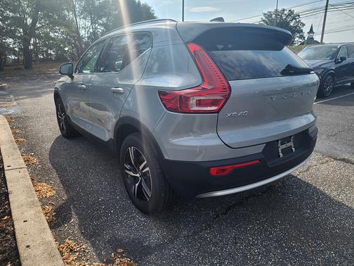 2025 Volvo XC40 B5 Core Bright Theme