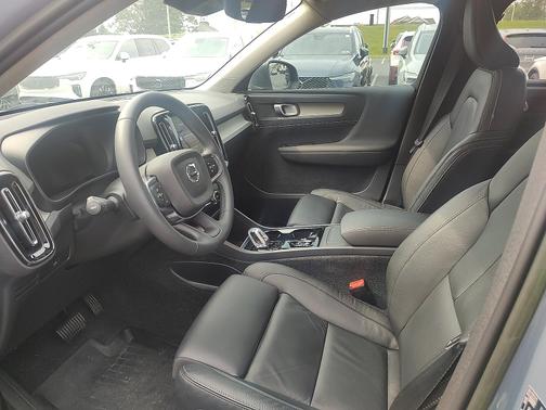 2023 Volvo XC40 B5 Plus Bright Theme