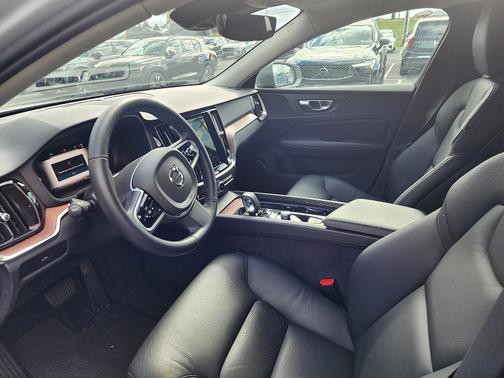 2025 Volvo V60 Cross Country B5 Plus