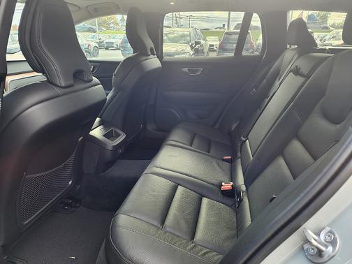 2025 Volvo V60 Cross Country B5 Plus