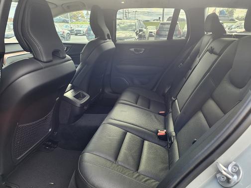 2025 Volvo V60 Cross Country B5 Plus