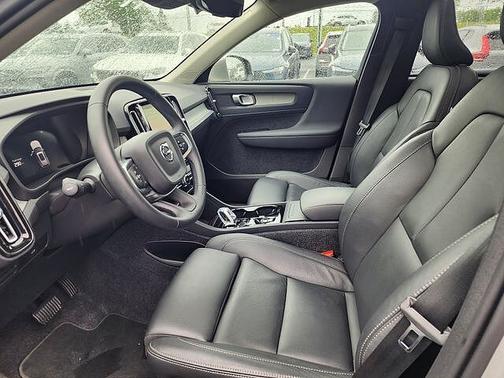 Silver Dawn 2025 Volvo XC40 Plus