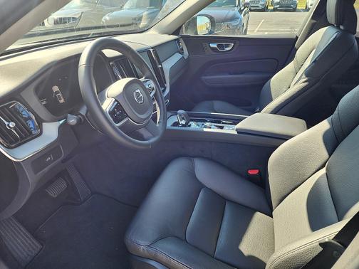 2025 Volvo XC60 B5 Plus