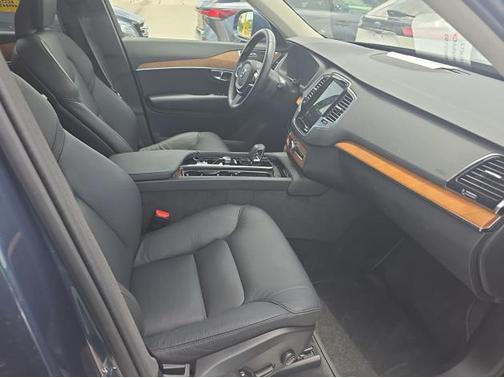 2025 Volvo XC90 B6 Plus 7-Seater